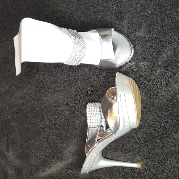 Women's Silver  High Heel Shoes - Picture 1 of 5